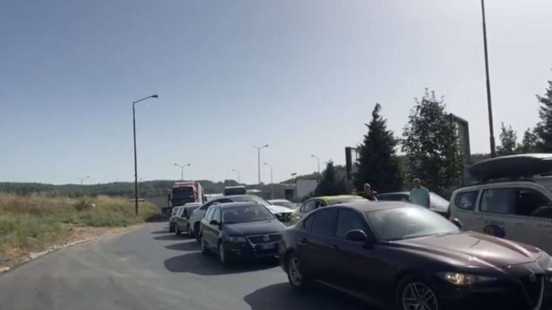 Kolona në dy pikat kufitare, pritje deri një orë për të dalë dhe hyrë në Kosovë