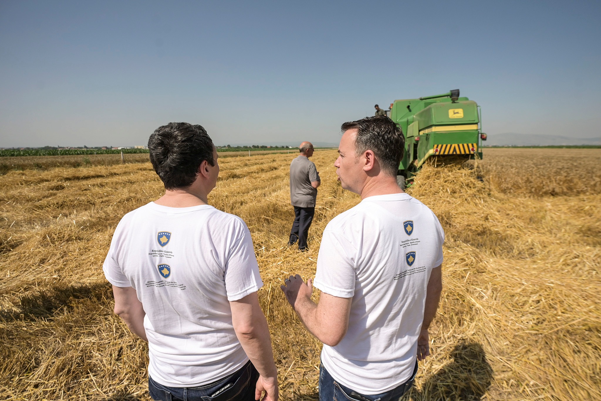 Kryeministri , Albin Kurti, së bashku me ministrin e Bujqësisë, Faton Peci, hapen fushatën e korrje