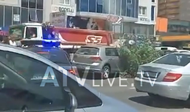 Aksident në Fushë Kosovë, vetura përplaset me pemën në skaj të rrugës