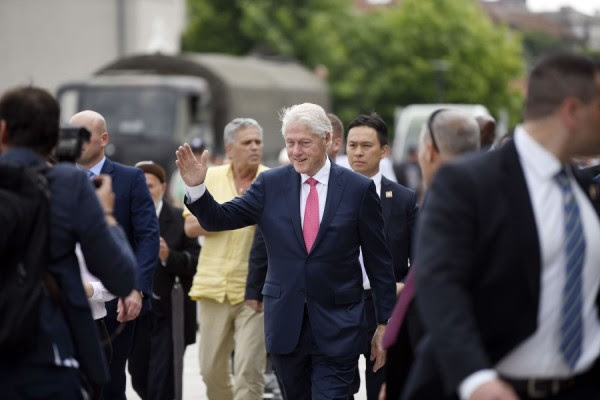 ​Clinton mbërrin në Shqipëri