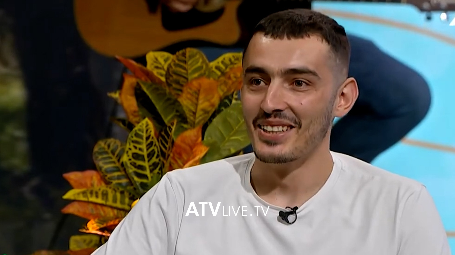 “Fjalët e hallkut e birat e gardhit nuk mshelen kurrë”, gazetari befason të ftuarit në studio me këto anekdota