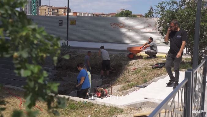 Projekti për rinovimin e shkallëve të postës nuk përfundoi as në fillim të korrikut