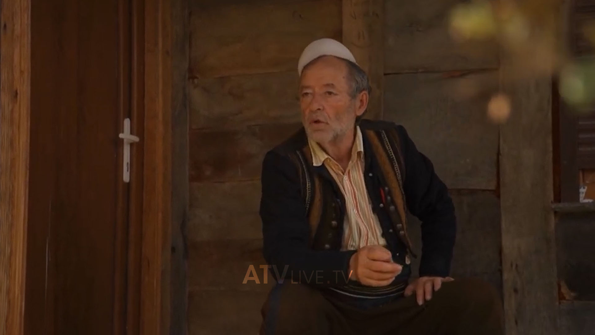 “Mixha Ukë, kur mbetet njeriu jetim”, fjalët e pleqnarit që mbeten në mendjen e djalit që i kishte vdekura baba