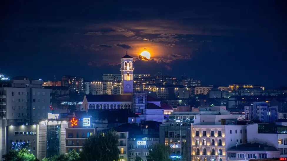 BBC rendit fotografinë e super hënës në Prishtinë, si ndër më të bukurat në botë