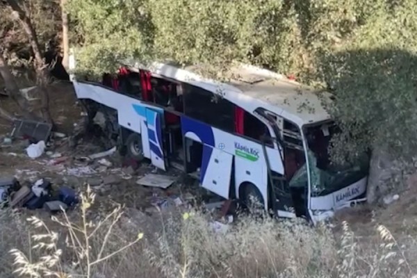 Të paktën 12 të vdekur pas rënies së autobusit në një luginë në Turqi