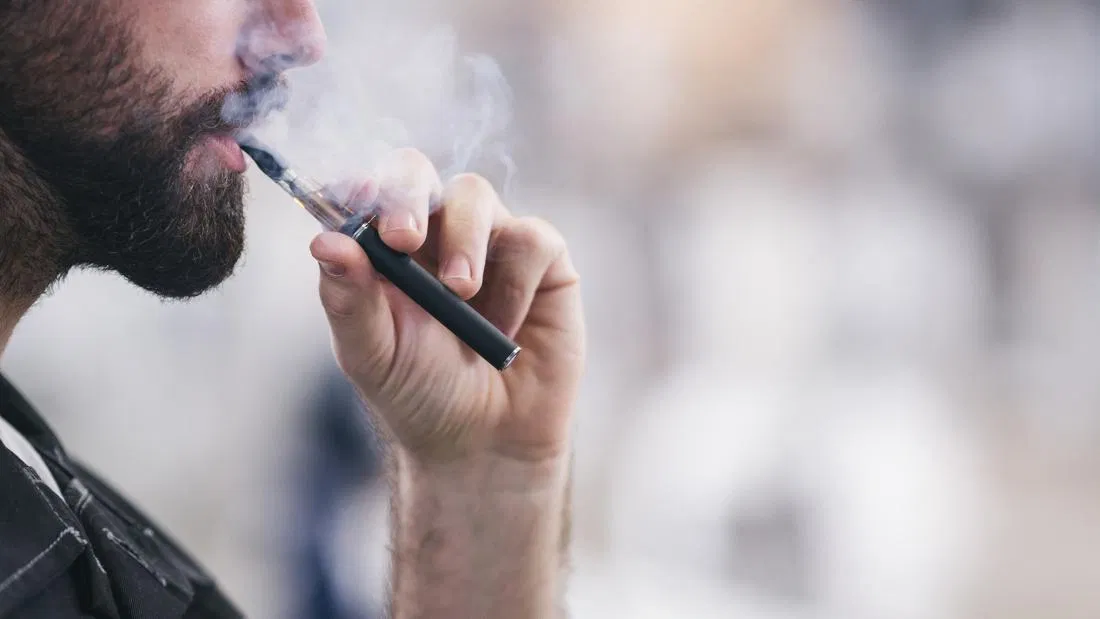 Edhe cigaret elektronike ndalohen në ambiente të mbyllura