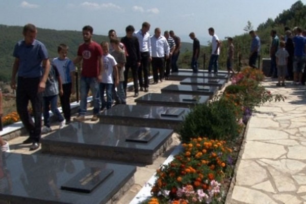 ​25 vjet nga vrasja e 11 anëtarëve të familjes Asllani