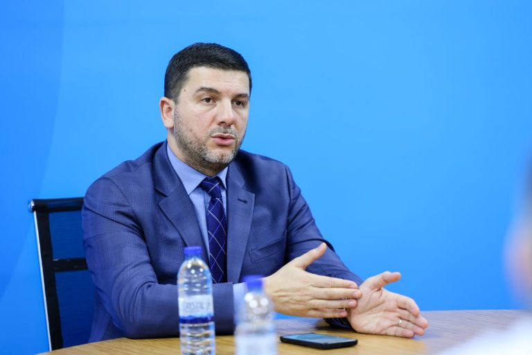Krasniqi: Kjo Qeveri e aferave dhe skandaleve të marrë fund, zgjedhje të reja sa më parë