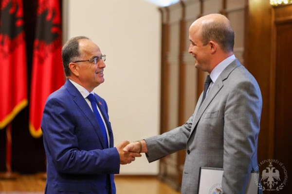 ​Begaj takon të ngarkuarin me punë të ShBA-së në Tiranë