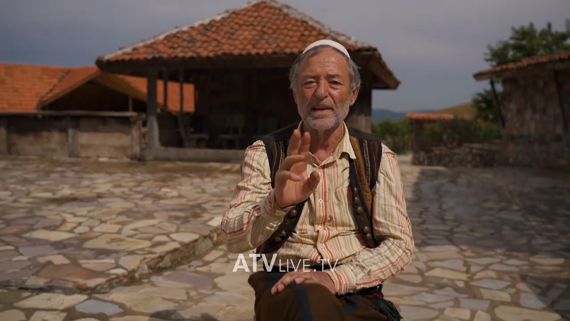 Tregimi Popullor për një ndodhi në Deçan, si u zunë dy burra në ditën kur familjarin e tyre po e përcillnin për në banesën e fundit