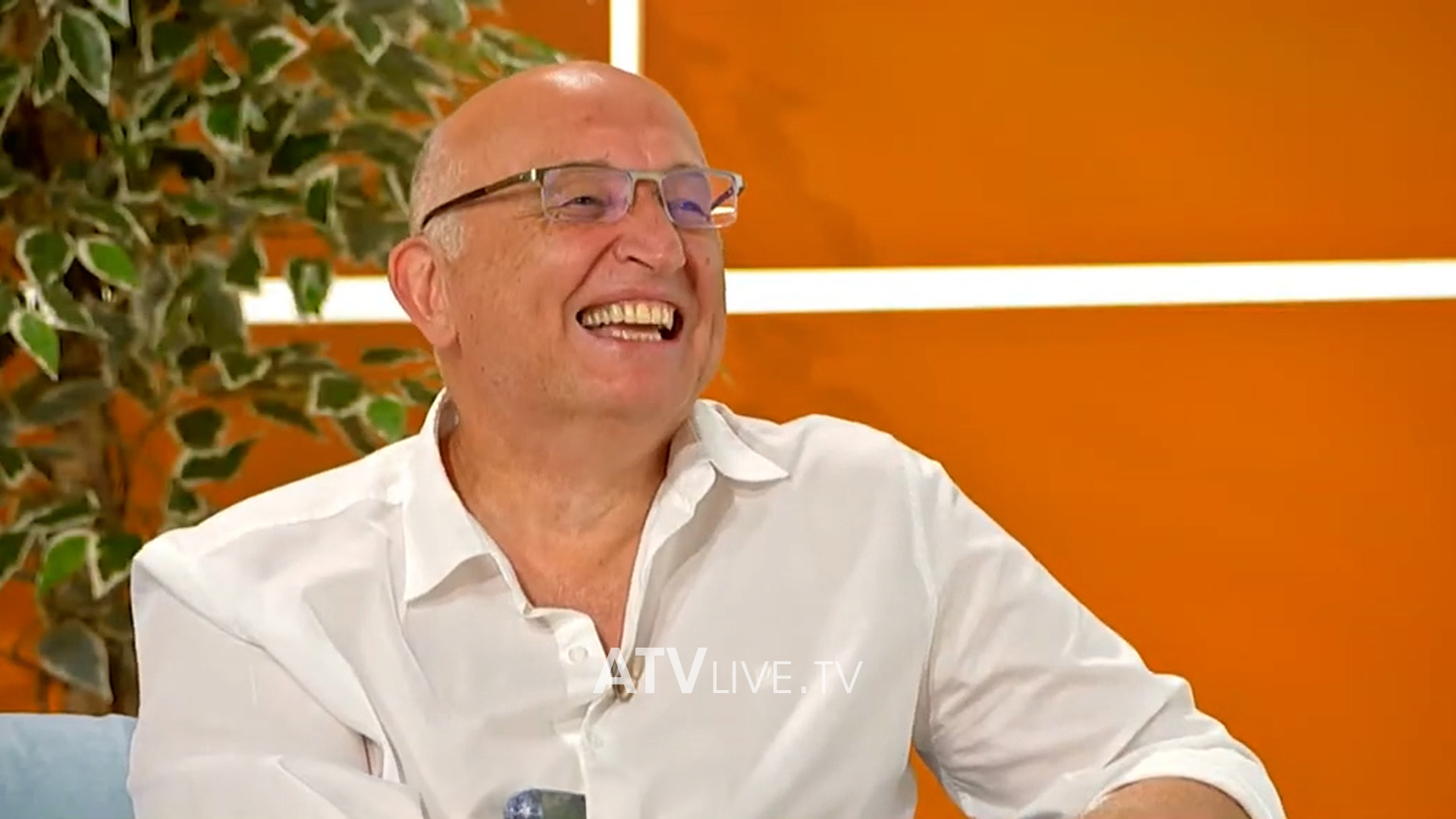 “O doktor a e nal deken ti, a veç dhimtë” – Pyetja e dëgjuesit që i bëri moderatoren dhe të ftuarin të mos ndalen duke qeshur