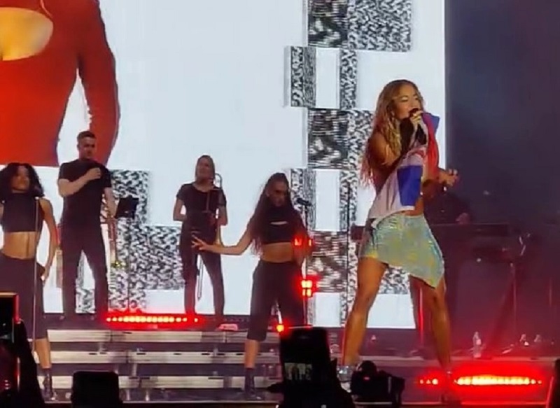 Rita Ora e mbajti në duar flamurin e Serbisë derisa performonte në Hungari
