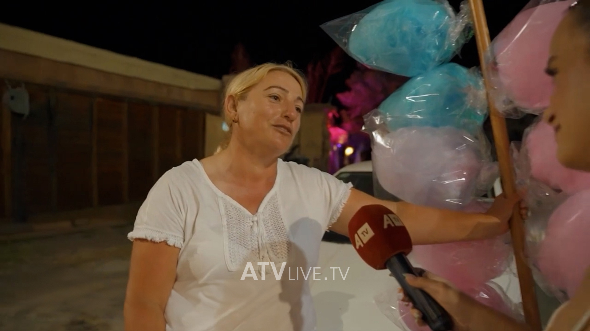 “Prej turistëve po presim me e fitu bukën e gojës se Shqipëria ka mbaru” – Shitësja në Shëngjin e shqetësuar thotë se punon 3 muaj që t’i mbulojë muajt e tjerë të vitit