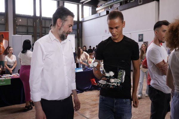 ​Prezantohen punime në Panairin e Rinisë, Çeku premton përkrahje