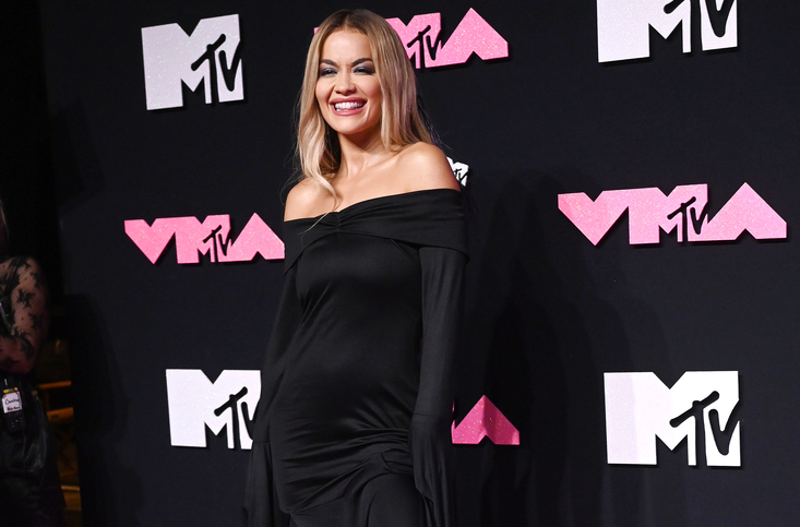 Rita Ora shfaqet mahnitëse në VMA