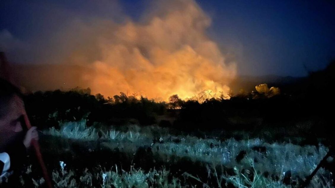 Digjet pylli në Rahovec, lëndohet një zjarrfikës