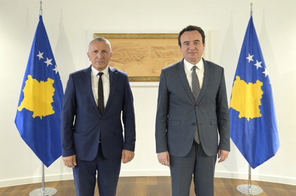 ​Kurti përgëzon Kamberin për afirmimin e shqiptarëve në Luginë