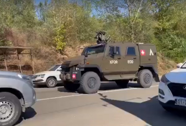 Dhjetëra automjete të KFOR-it nisen në drejtim të Leposaviqit
