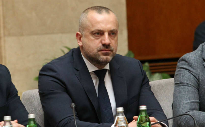 Milan Radojiçiq lirohet nga mbajtja, i ndalohet shkuarja në Kosovë
