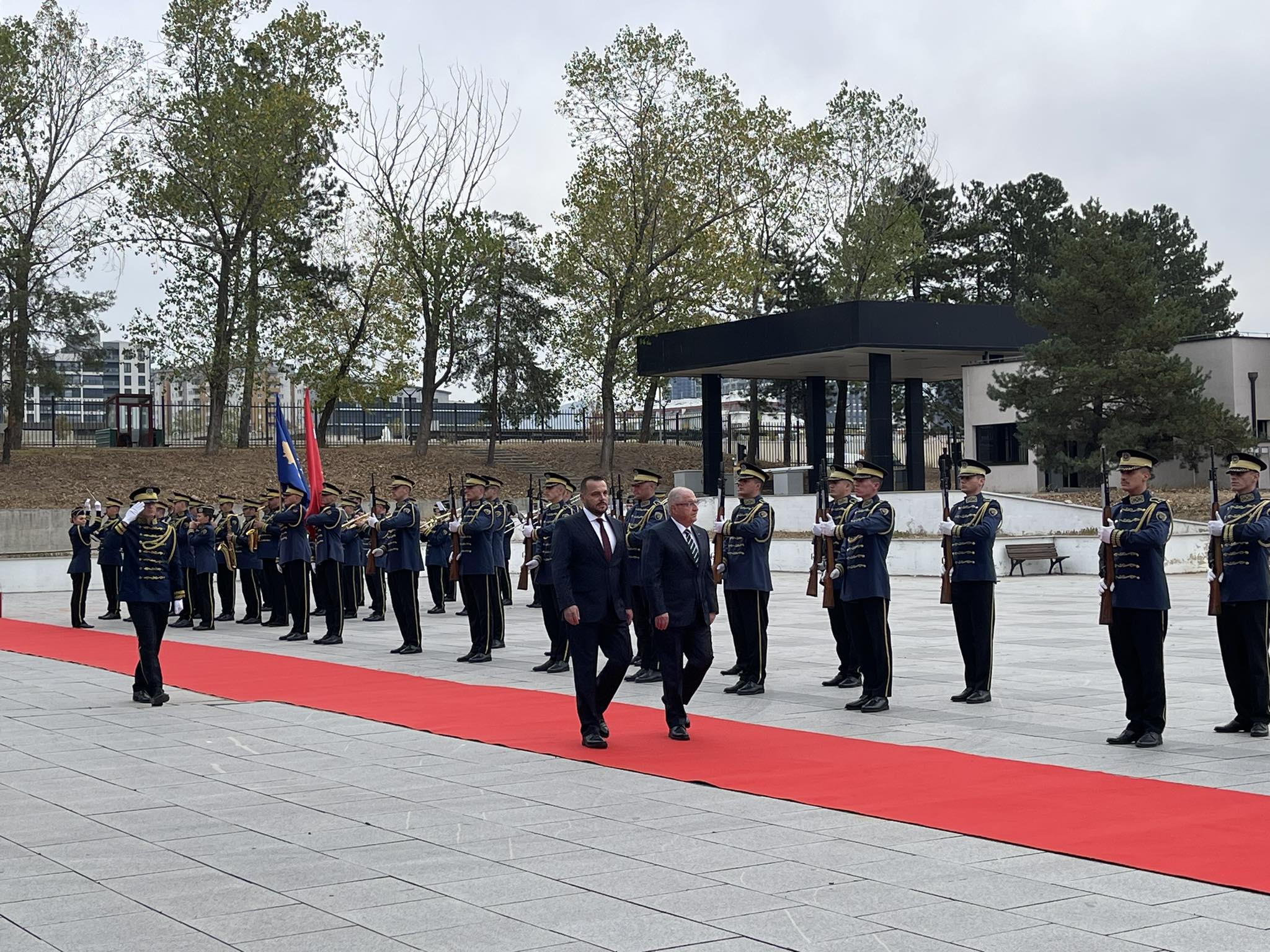 Ministri i Mbrojtjes së Republikës së Turqisë, Yasar Guler pritet me ceremoni nga homologu kosovar, Ejup Maqedonci