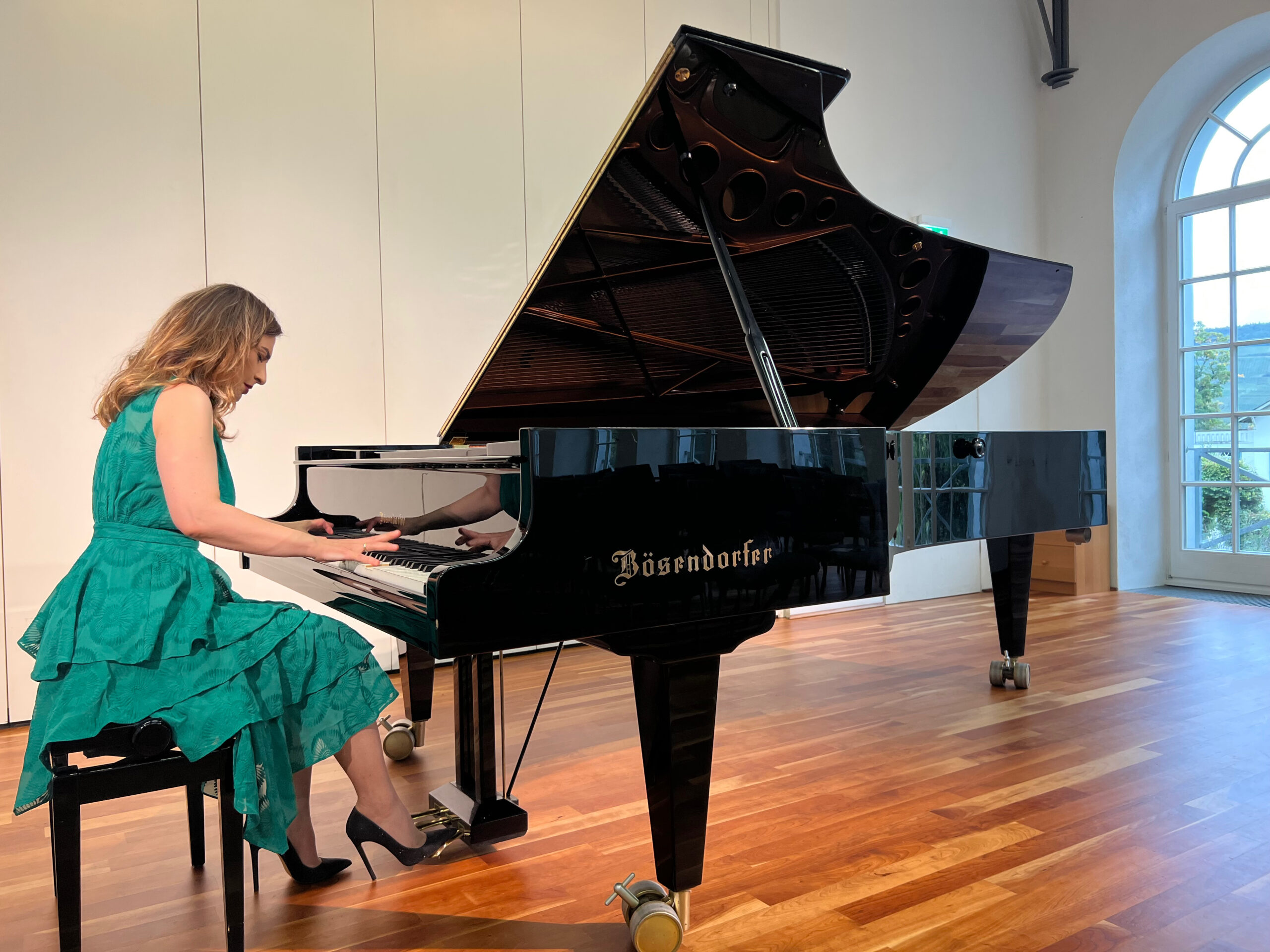 Pianistja Lule Elezi shkëlqen me performancën në ditën kombëtare të Gjermanisë