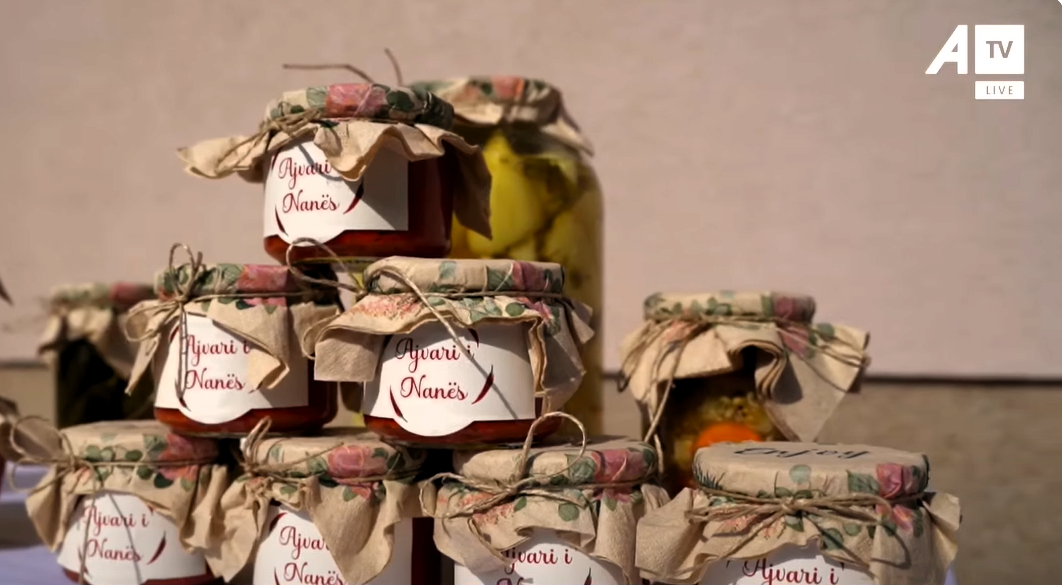 Receta e ajvarit tradicional me speca të pjekur