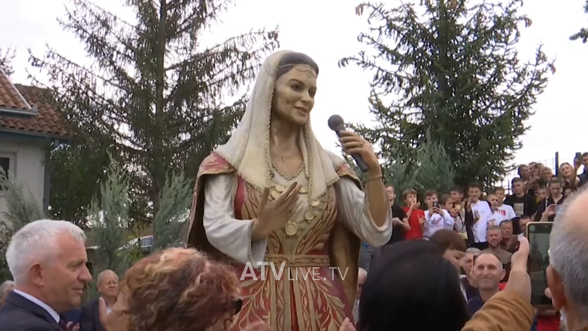 Bilbili i Kosovës, Nexhmije Pagarusha, përjetësohet në bronz
