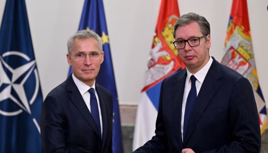 Stoltenberg në Beograd: Grumbullimi i ushtrisë serbe pranë Kosovës s’i ndihmon situatës