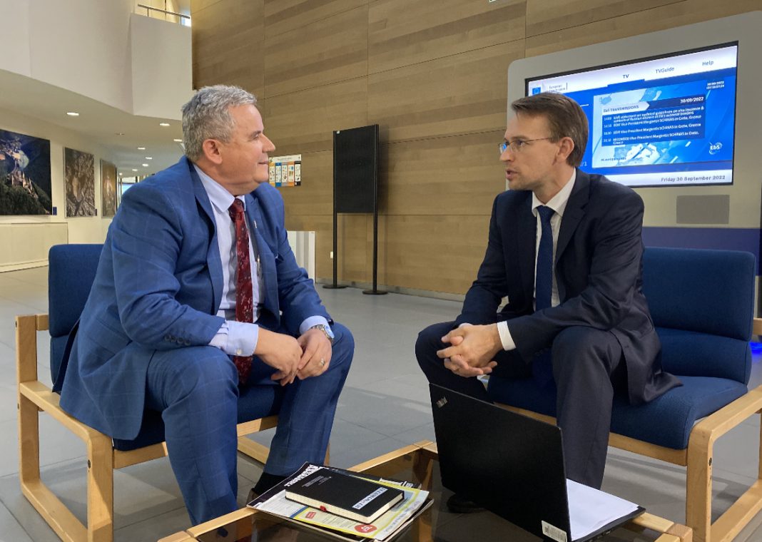 Peter Stano tregon pse BE-ja po e mban “top sekret” draft-statutin e Asociacionit