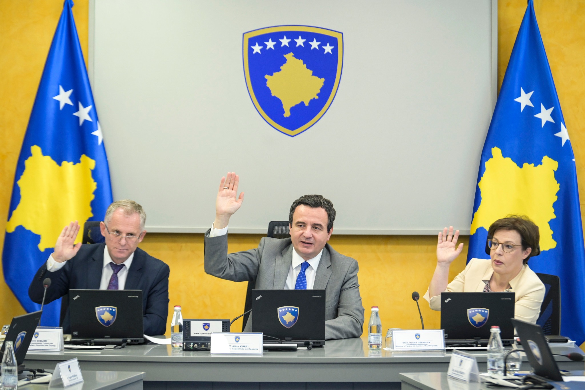 Vendos Qeveria – qytetarët mund të pajisen me letërnjoftime nga lindja