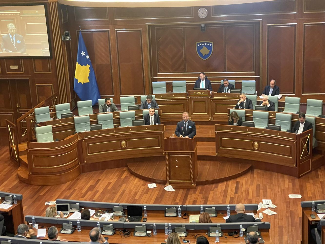 Haki Abazi me gjëegjëzë në Kuvend: Ta gjejnë veç ata që kanë kartela të LV-së