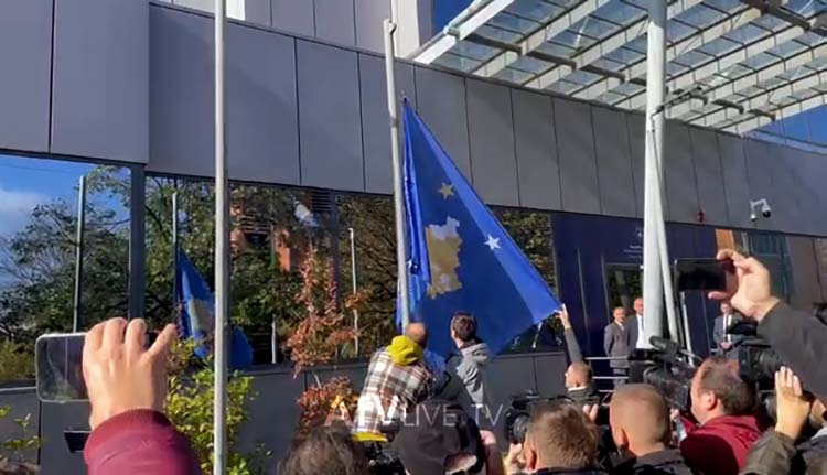 Fillon aksioni i PSD-së, ndërrohen flamujt shtetëror para ndërtesës së Qeverisë