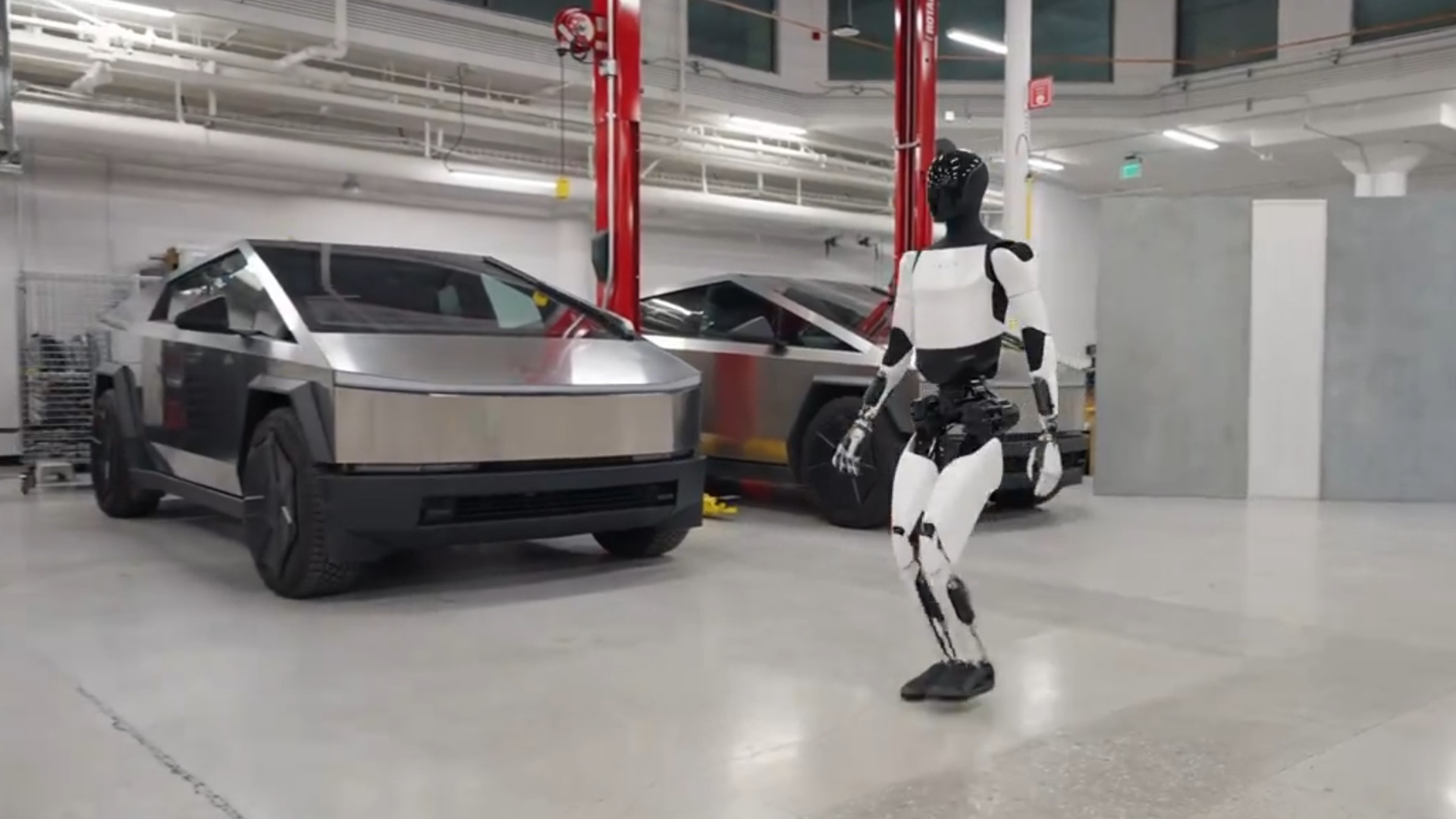 Elon Musk reagon pas ‘sulmit’ të robotit ndaj punonjësit në fabrikën Tesla të tij