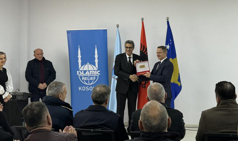 Idrizi e nderon me titullin “Qytetar nderi” drejtorin e “Islamic Relief Kosova”, Moohamed Soliman