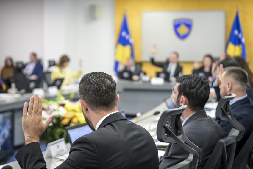Shtesat e njëhershme prej 100 euro për fëmijët dhe pensionistët, Qeveria ndau mbrëmë mjetet