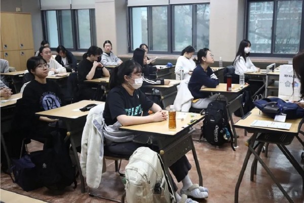 ​Mësuesi përfundon provimin 90 sekonda më herët, studentët ngritin padi