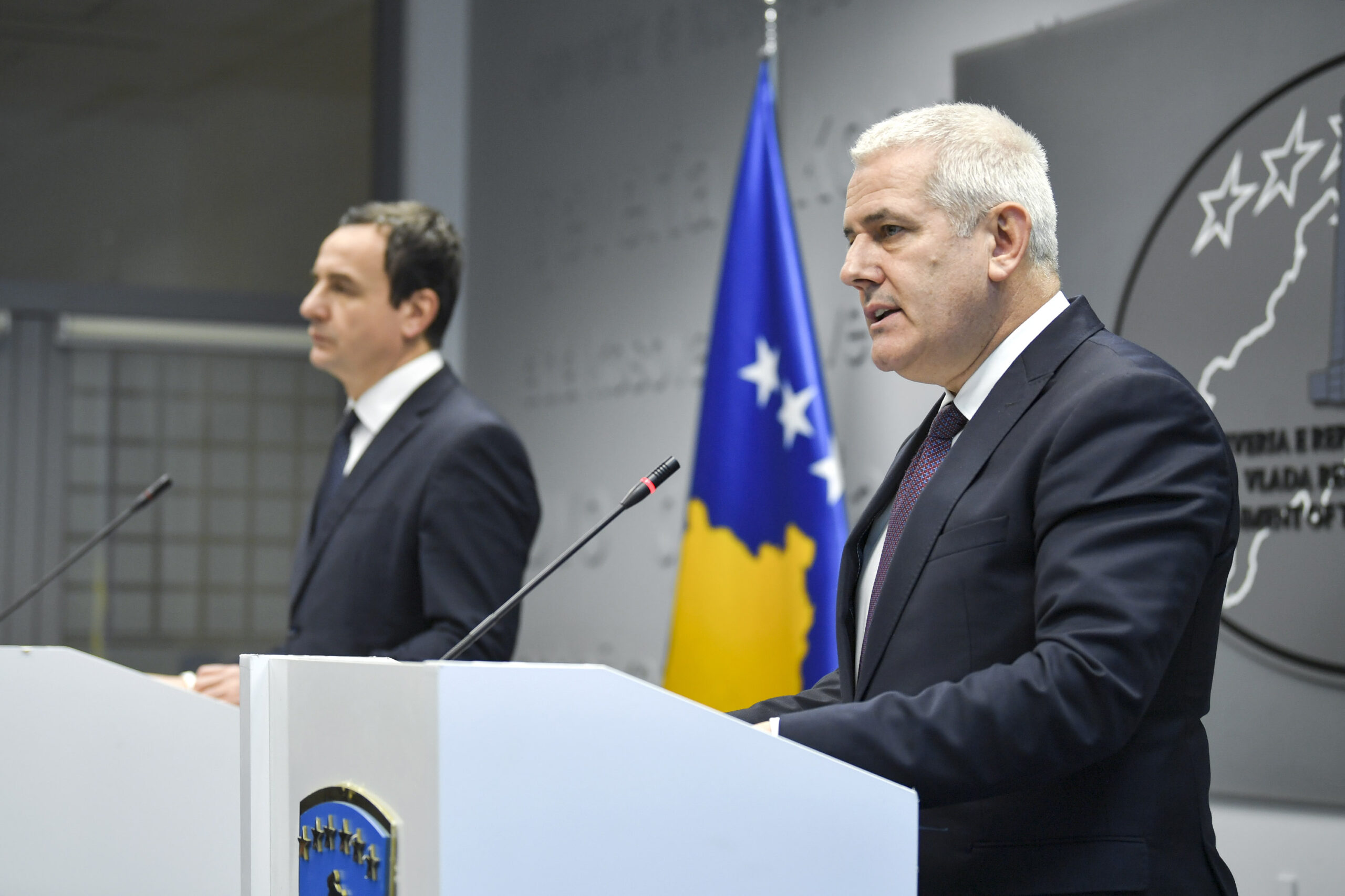 Kryeministri Kurti së bashku me ministrin Sveçla mbajnë konferencë për media
