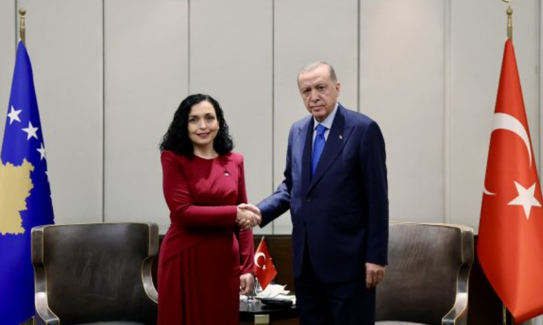 Presidentja Osmani në Turqi takohet me Erdoganin, e falënderon për angazhimin në sigurinë e rajonit