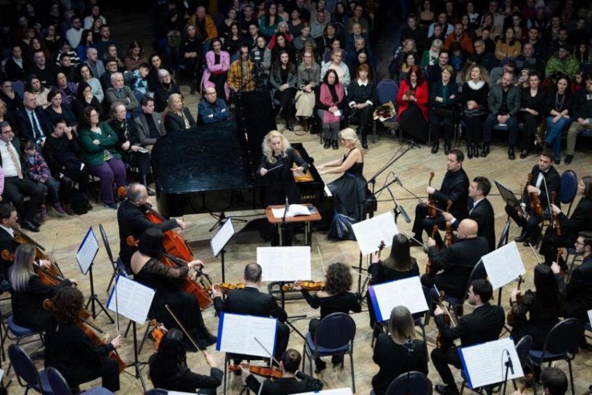 Nën drejtimin e dirigjentes zvicerane, Orkestra e Filharmonisë nis koncertet për vitin 2024