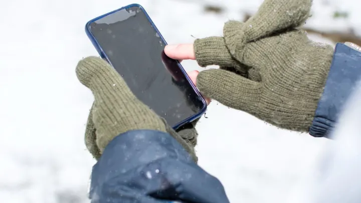 Si ta mbrojmë baterinë e telefonit nga të ftohtit