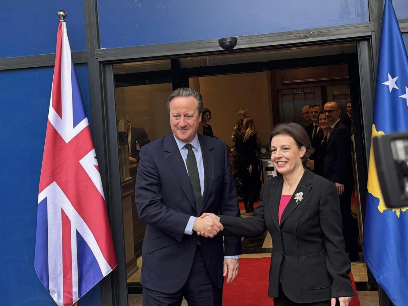 Cameron në Kosovë, nis takimin me ministren Gërvalla