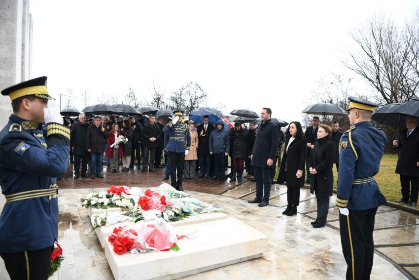 Osmani sot bën homazhe te varret e Jusuf dhe Bardhosh Gërvallës
