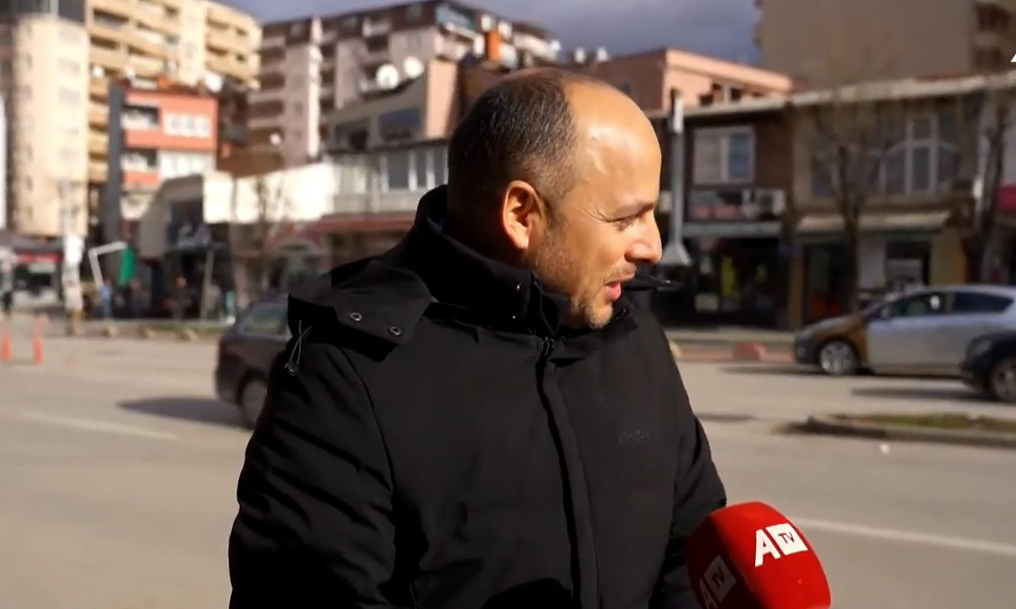 Pak para transmetimit LIVE, eksperti i komunikacionit u godit nga një veturë në zebra