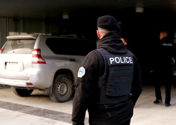 Policia me aksion në Gjilan – sekuestrohen armë, qindra fishekë dhe para të gatshme