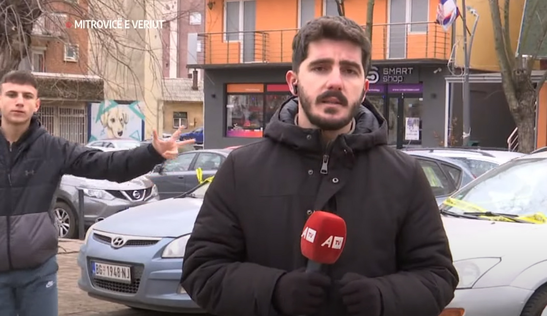 Provokohet gazetari i ATV-së derisa po raportonte drejtpërdrejtë nga vendi ku ndodhi shpërthimi në veri