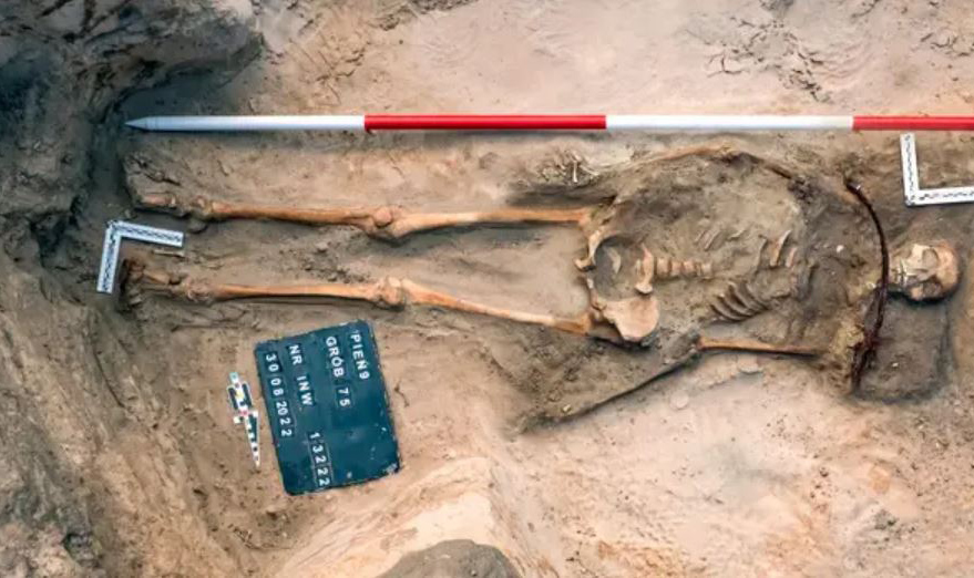 Arkeologët zbuluan një skelet femër ‘vampir’ të shekullit të 17-të në Poloni