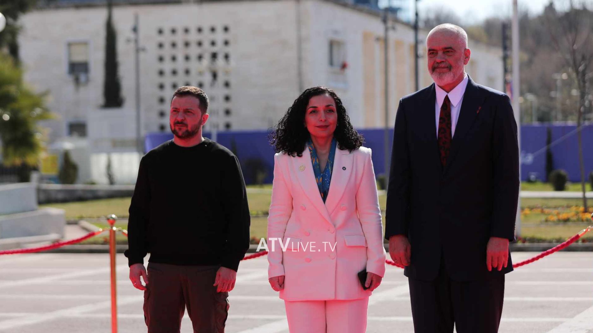 Presidentja Osmani pritet në Tiranë nga Rama e Zelensky