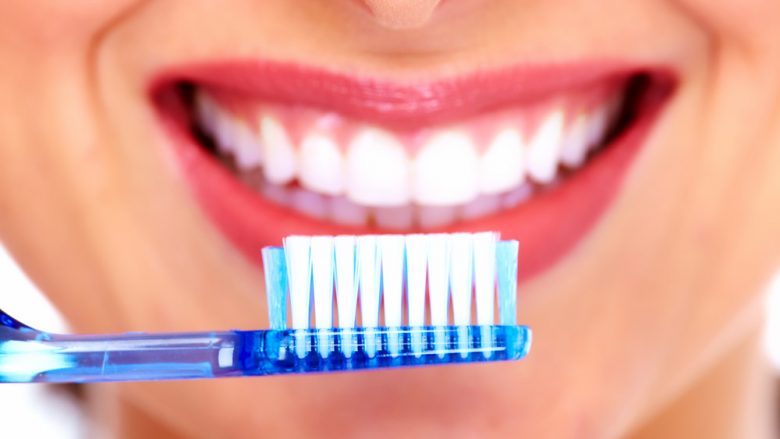 Dentisti zbulon një gabim të zakonshëm që e bëni derisa i pastroni dhëmbët