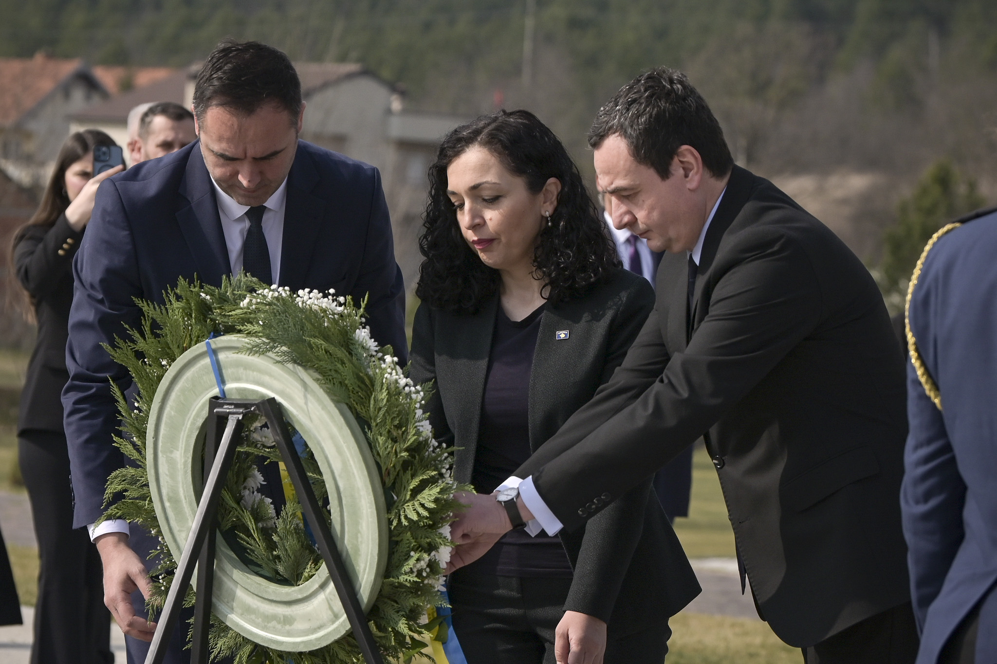 Kurti pas homazheve në Kompleksin Memorial “Adem Jashari”: Gjithnjë dhe përgjithmonë u jemi falënderues dhe mirënjohës Jasharëve