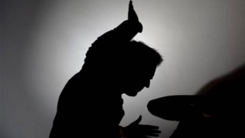 Prishtinë, 35-vjeçari e bën për spital babanë e moshuar